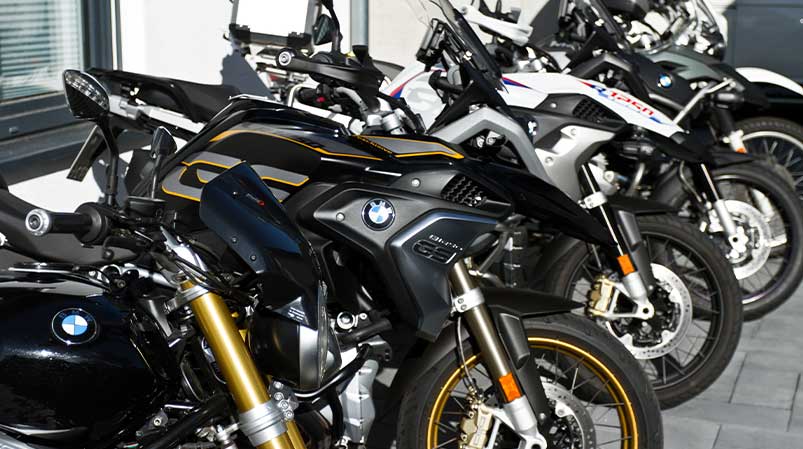 BMW Motorräder im Hof der Motorrad-Werkstatt nebeneinander