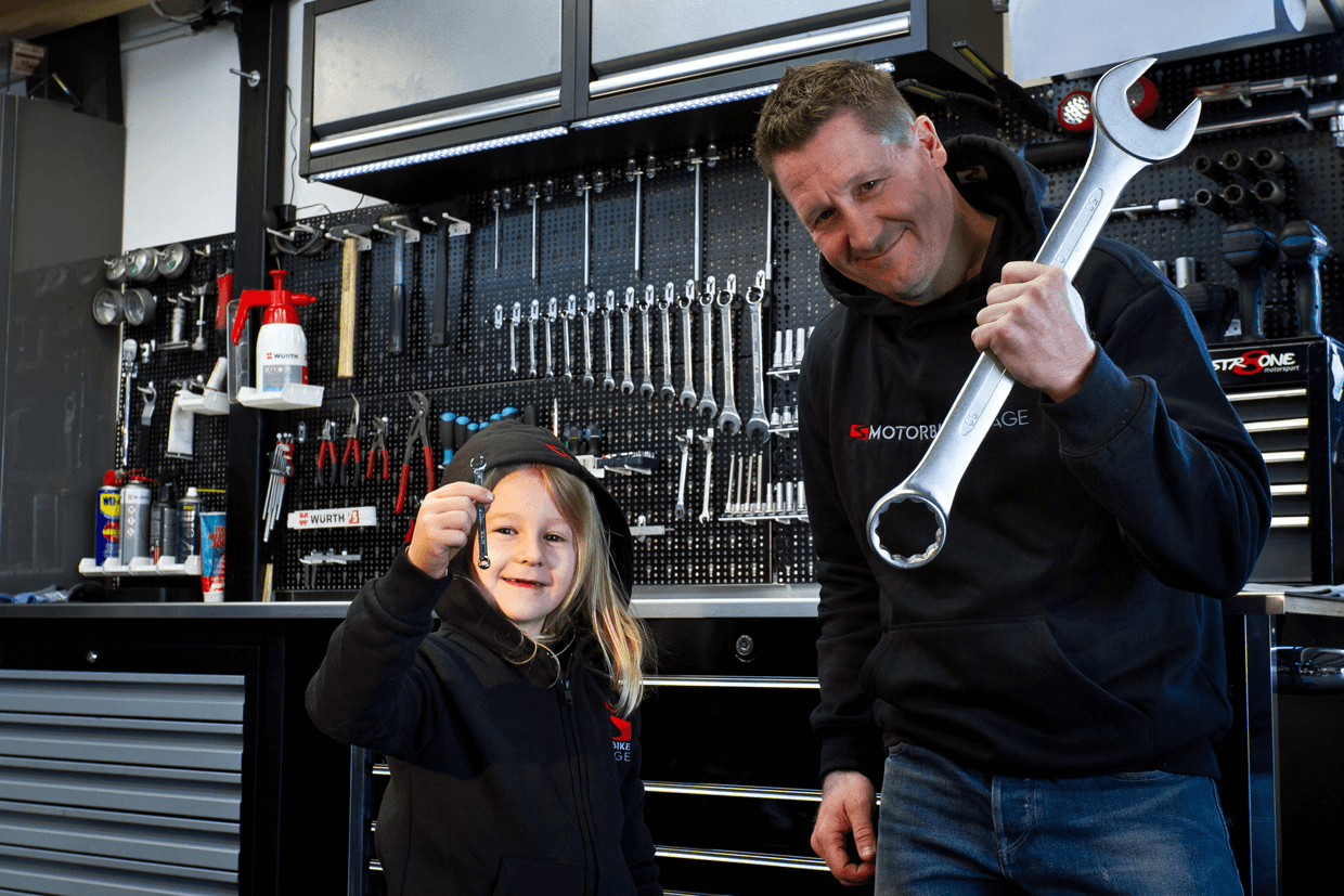 Sven und Romy in Motorrad-Werkstatt in Dattenberg 