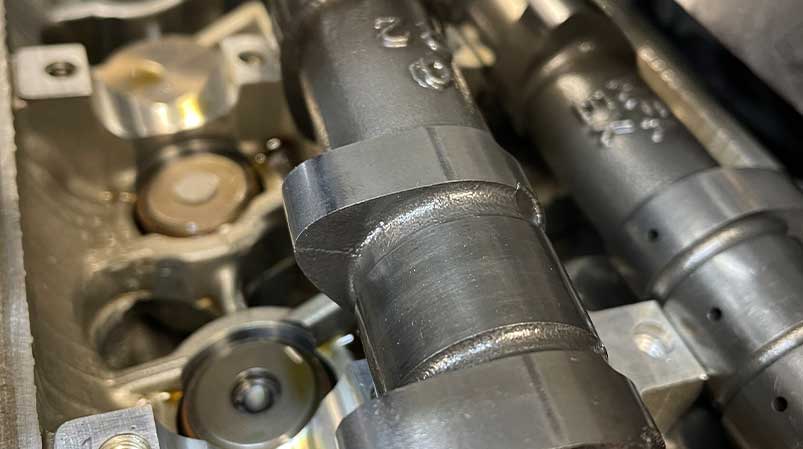 Motorrad Inspektion durch Motorradmechaniker-Meister