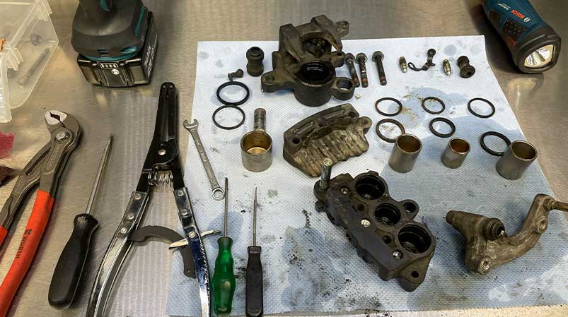 Motorradmechaniker Sven Kurtenbach Motrradteile für die Reparatur