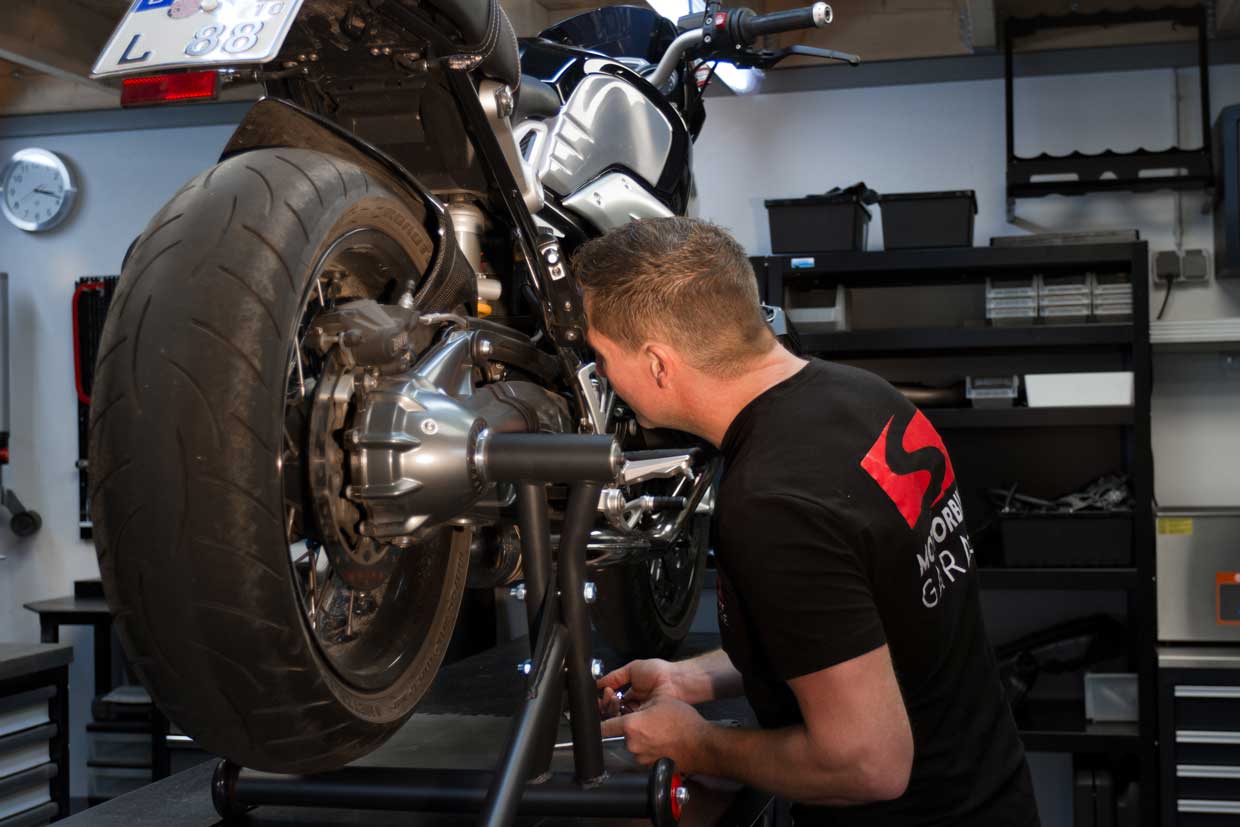 Sven bei der Motorrad Service Diagnose und Fehlersuche