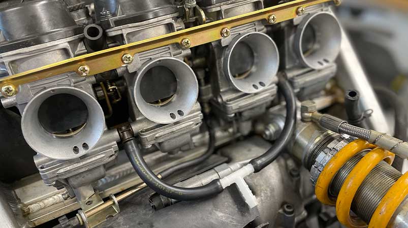 Motorradmechaniker Sven Kurtenbach bei der Arbeit an einem Vergaser