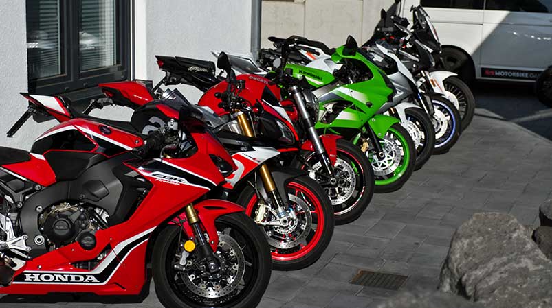 Motorrad bei der Reparaturdurch den Meister in der Motorrad Werkstatt Dattenberg