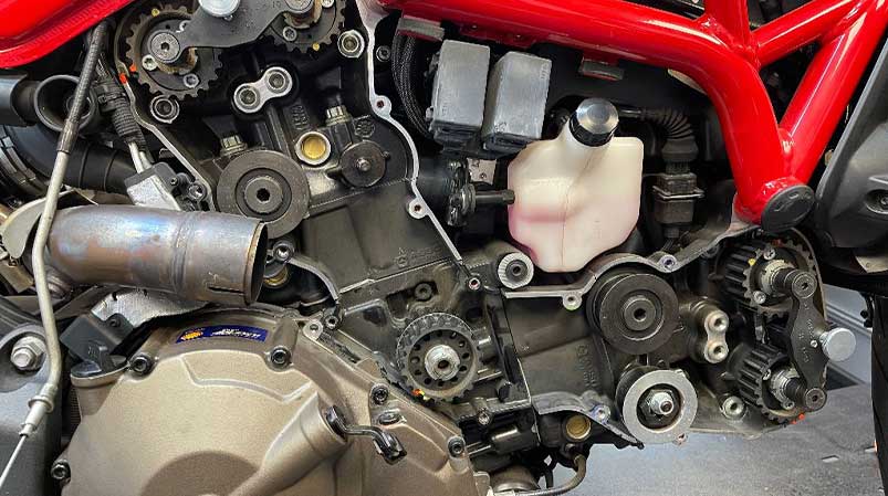 Motorradmechaniker Sven Kurtenbach bei der Arbeit in Motorrad Werkstatt Dattenberg